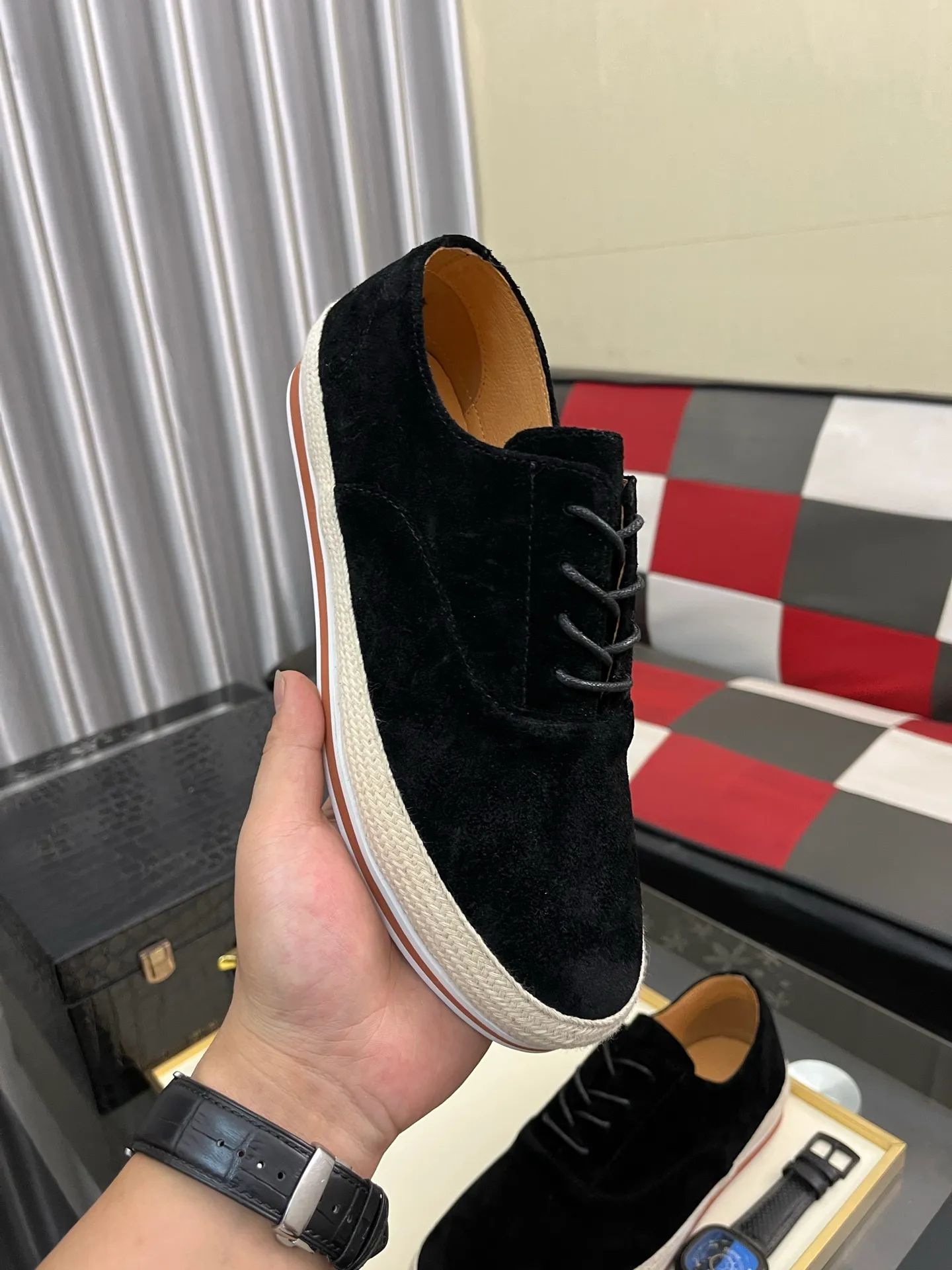 Men's shoes 💰440⌚️⌚️【PRADA】Prada ~ unique and casual style. New models from Prada official website are coming [Celebrate][Celebrate]🏃High-end brand casual shoes ➕Full set of packaging😍😍 Men's 2023 counters are on sale simultaneously, Italian imported brands select first-layer Italian cowhide. 🐑Sheepskin lining (refuses to discolor and rub feet) Sole: Original sole specially provided by the original factory 🎬Better in kind Size number: 38-442️⃣Colors available